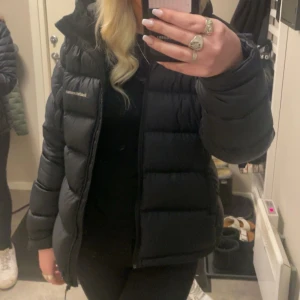 Peak performance Frost down jacket W - Säljer nu min dun vinterjacka eftersom den är förstor och behöver en storlek mindre🥰 Modellen heter Frost down jacket w och är i mycket bra skick använd en halv vinter😍 Storlek L! Inga dragkedjor eller något är trasigt! ‼️OBS Pris kan diskuteras‼️