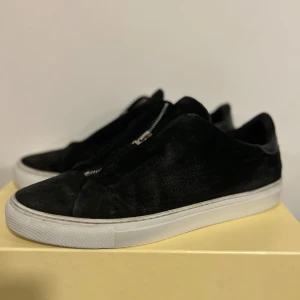 Arigato skor - Tjoo, säljer dessa feta Arigato Zips till dunderpris‼️‼️💯Skick 8/10✅✅ liten skada på ena skon se bild DMa📩 vid minsta fundering🤗🤗