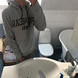 Pull & Bear grå hoodie - Tja, säljer en riktigt snygg unik Pull and bear hoodie. Skön o bra passform och snyggt tryck. 10/10 skick inga defekter eller fläckar. Hör av dig om du vill ha mer bilder eller har nån fråga!