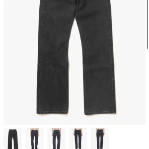 Svarta raka jeans från HOPE - Säljer ett par svarta jeans från HOPE i rak modell. Jeansen har klassisk femficksdesign, normal passform och är tillverkade i kraftigt denimtyg. Perfekta för dig som gillar en stilren och enkel look. En ficka en trasig inuti men kan fixas enkelt hos skräddaren, även en vit rund ”fläck” på baksidan som kan fixas av skräddare. Pris diskuteras vid snabb affär passa på att fynda. Nyligen klippta av en skräddare i botten pga heelbite 