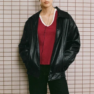 Svart oversized skinnjacka från Motel rocks i strl S! - Säljer denna svarta oversize skinnjacka i modellen ”Cavita” från Motel Rocks i strl S. Perfekt som höst/vår-jacka, värmer bra! Storlek S, i nyskick. Säljer bara för att den inte används tillräckligt mycket. Nypris: 95 euro