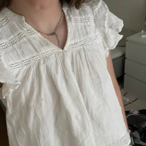 Vit blus från Gina  - Fin blus från Gina tricot i storlek 146/152 som passar xs/s! Fint skick och inga defekter. 
