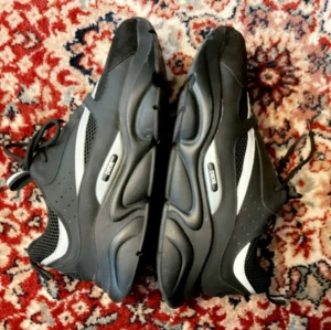 D1OR sneakers, storlek 46 - B2.2 vibes🧊. Strl 46, sitter true to size. Använts 7-10 gånger fortfarande fräscha. Inga synliga defekter. Dom lyser också j mörkret 💡Säljs pga behöver en mindre storlek. Pm vid intresse 😉