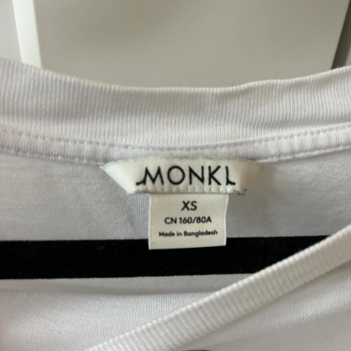 Vit oversized t-shirt med konsttryck från Monki  - 1