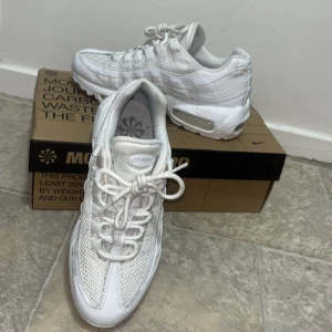  Nike skor - 🤩Helt nya ! Snygga och somriga Nike skor, perfekta till alla tillfällen. Använd bara en gång! Original pris : 1500 kr säljer för 900kr kan diskutera pris. 