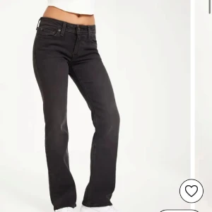Levis superlow boot - Storlek 26 i midjan och längd 30, inga defekter och ser ut som nya men har dock blivit lite ljusare. Kan gå ner i pris 