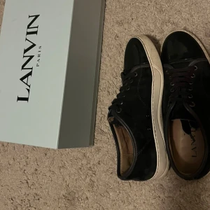 Lanvin skor mörkblå  - Säljer mörkblå lavins kvitto box snöre påse med mera ingår. Använda fåtalgånger helt nya nästan. 