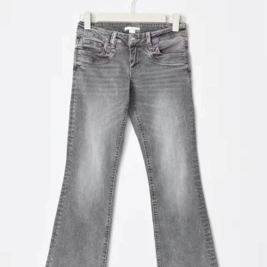 Grå bootcut jeans med låg midja - Säljer ett par grå bootcut jeans från gina🩷används max 3 gånger o säljer då jag inte använder dem
