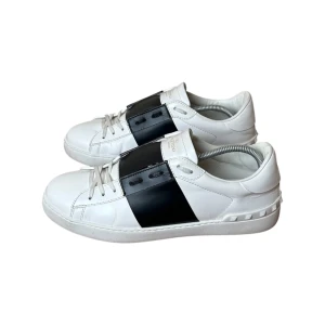 Valentino open  - Valentino garavani open. Storlek 44. Färg svart. Skick 9/10 super bra. Kommer med extra laces som är nya. Pris 2690kr inte förhandlingsbart, finns att köpa på våran hemsida, Fashionels.com