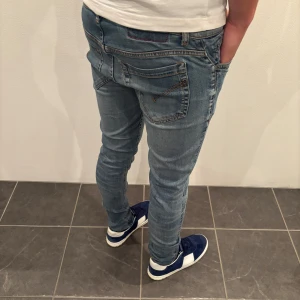 Dondup Jeans George  - Dondup Jeans George! Trendigaste jeansen på marknaden.  Skick= 9,5/10 Ny pris= 4000 kr Säljs för= 750 kr 