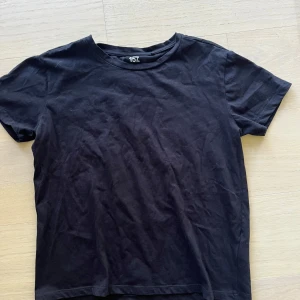 Basic T-shirt - En svart, klassisk t-shirt från 157 med rund hals och korta ärmar. Enkel och stilren modell i mjuk bomull, perfekt till jeans eller shorts. Passformen är normal och materialet känns skönt mot huden.