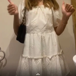 Vit klänning - Säljer den här jätte fina vita klänning grön Zara kids. Den är i storlek 152 men skulle säga att den är som en xs.💕