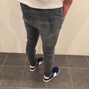 Dondup Jeans - Dondup Jeans! Trendigaste jeansen på marknaden.  Skick= 9,5/10 Ny pris= 4000 kr Säljs för= 799 kr