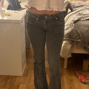 Lågmidjade jeans  - Snygga lågmidjade jeans från H&M, dom är uppsydda men det går att sprätta upp för att få några extra cm tillbaka ☺️🌸 dom är använda C 5 gånger🌸☺️