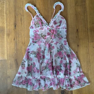 Rosa blommigt nattlinne - Supersött genomskinligt nattlinne som aldrig kommit till användning. 