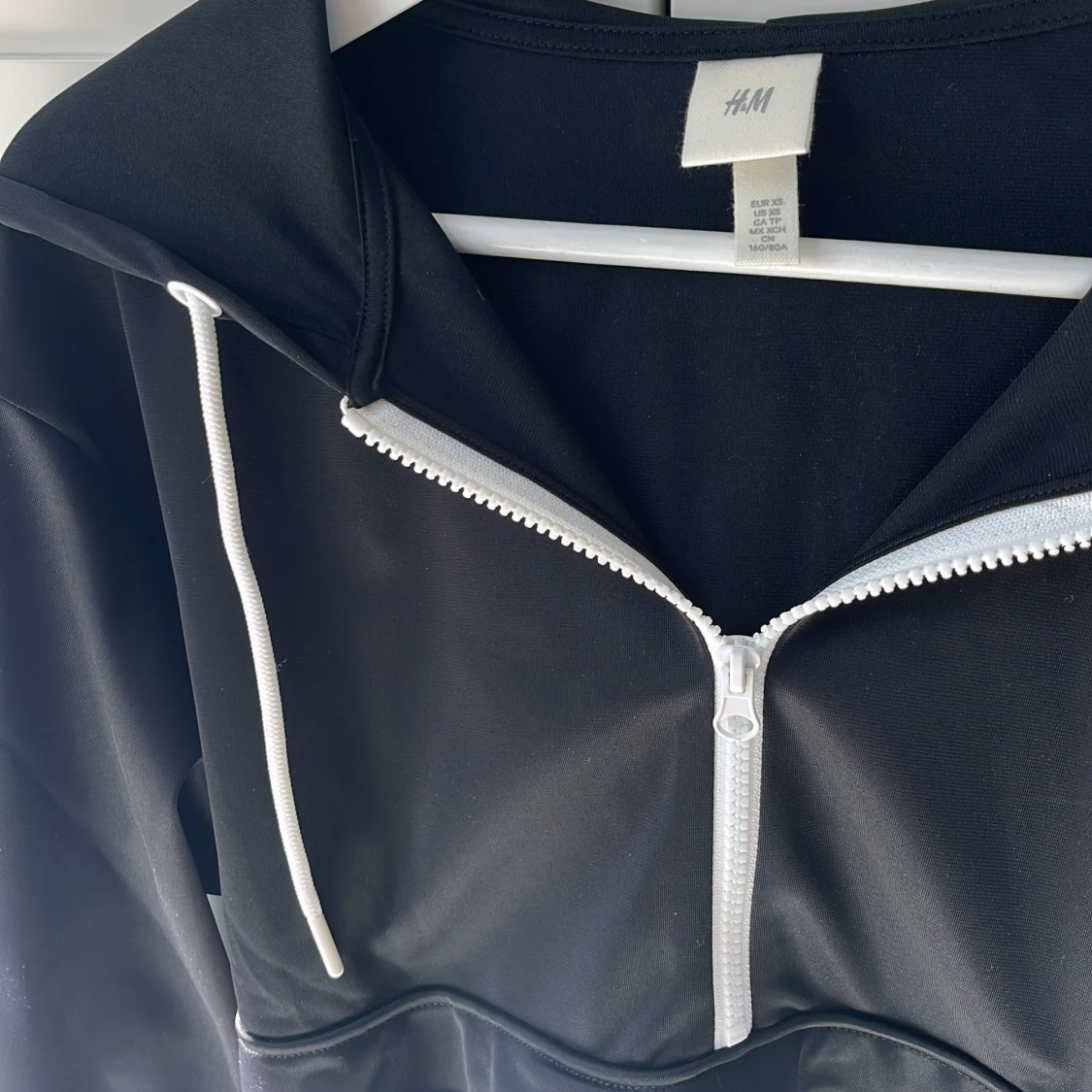 Svart hoodie med half zip från H&M - 1