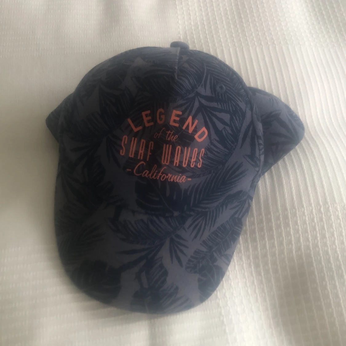 Blå keps H&M med palmtryck