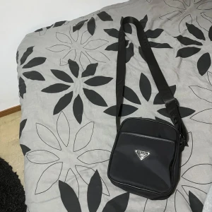 Prada axelväska  - Bra skick, Prada väska som passar bra med alla outfits och skön till sommaren 