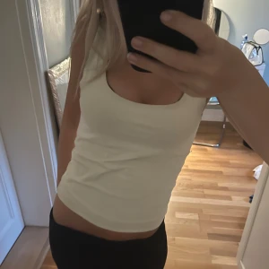 Vit linnetopp från Zara - Säljer en enkel och stilren vit linnetopp från Zara. Toppen är ärmlös med rundad urringning och har en tight passform som sitter snyggt mot kroppen. Perfekt att matcha med jeans eller kjol för en clean look. Hör av dig vid frågor, lägg prisförslag 💕