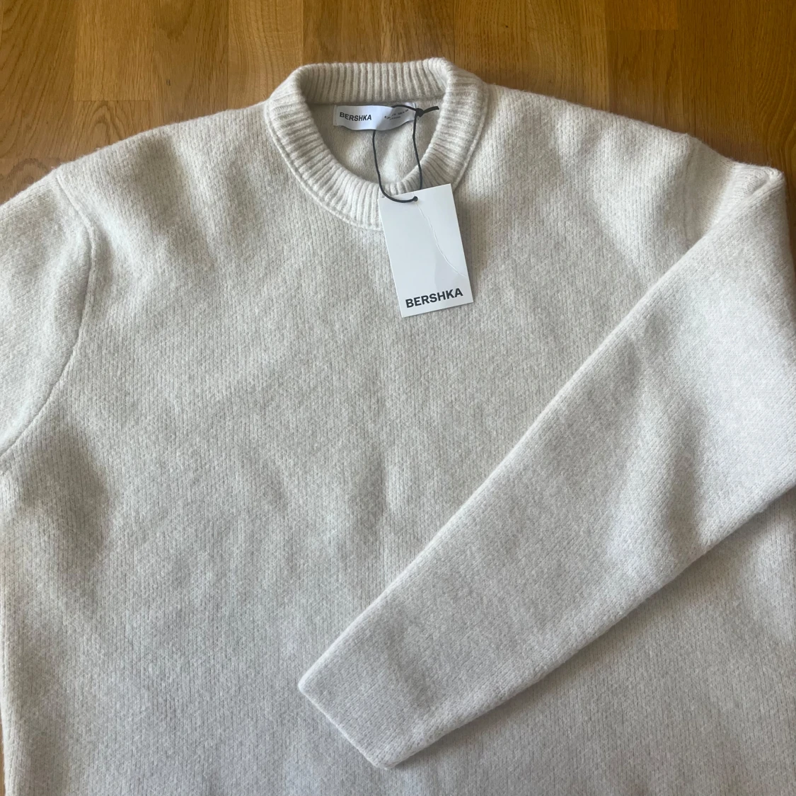 Ljusbeige stickad tröja från Bershka - 3