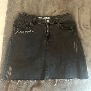 Svart jeanskjol Zadig & Voltaire - Cool svart jeanskjol från Zadig & Voltaire med slitna detaljer. Broderad text 'LOVE PUNK' framtill och ZV-logga på bakfickan. 🎱