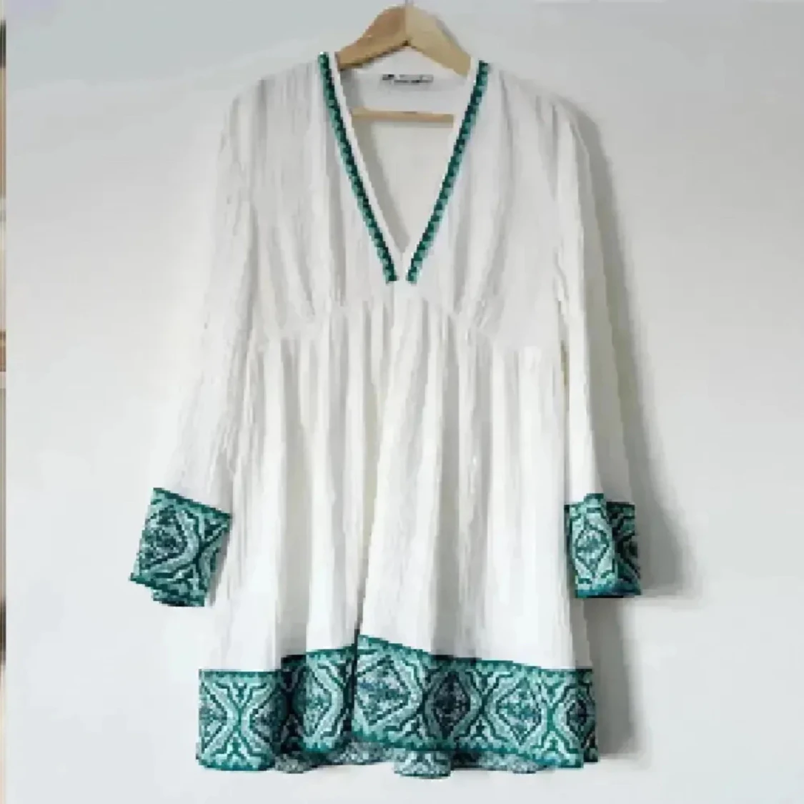 Vit kortklänning med grön mönster - 1