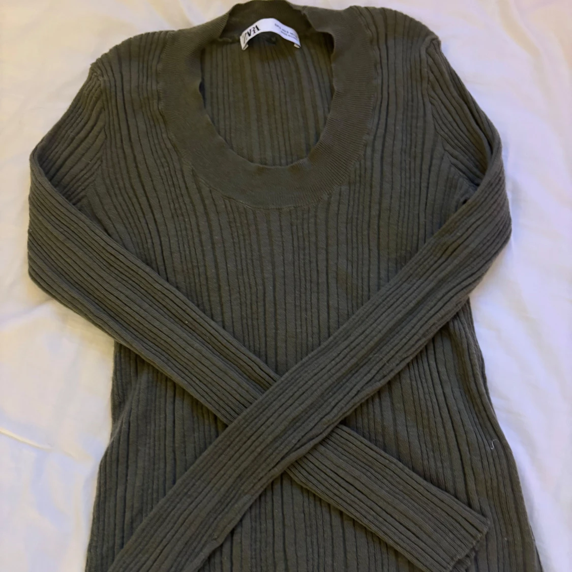 Ribbad grå stickad tröja från Zara