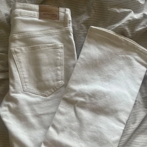 Vita jeans - Högmidjade vita jeans, helt oanvända!!❤️