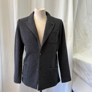 John Henric kavaj - Riktigt schysst stickad kavaj från John Henric. Kavajen passar lika bra till ett casual tillfälle som ett uppklätt tilfälle! Snygg, varm och funkar till allt!