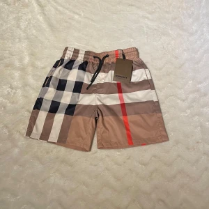 Burberry shorts - Burberry shorts i storlek M. Detta är sommarens trendigaste badbyxor, riktigt stilrena och perfekt för stranddagar. Pris kan diskuteras 