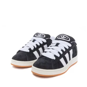 Adidas Campus svarta sneakers!!! - Adidas Campus sneakers i svart mocka med klassiska vita ränder och vit sula. Otroligt fina och sköna skor, går att matcha till mycket fint. Väldigt bra skick.🩷