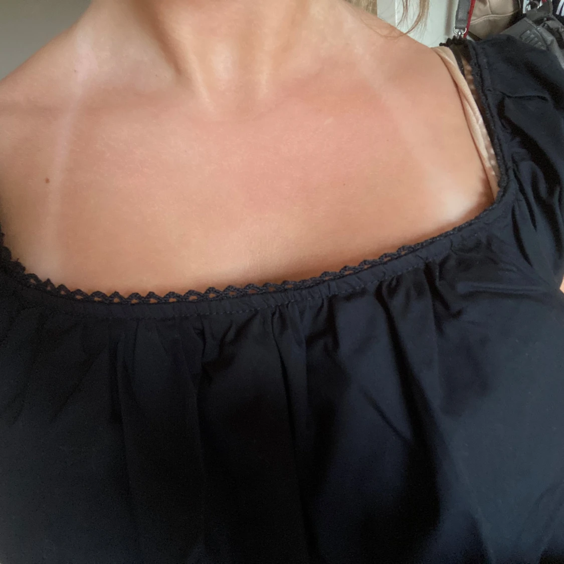 Svart blus med puffärm och spetskant - 3