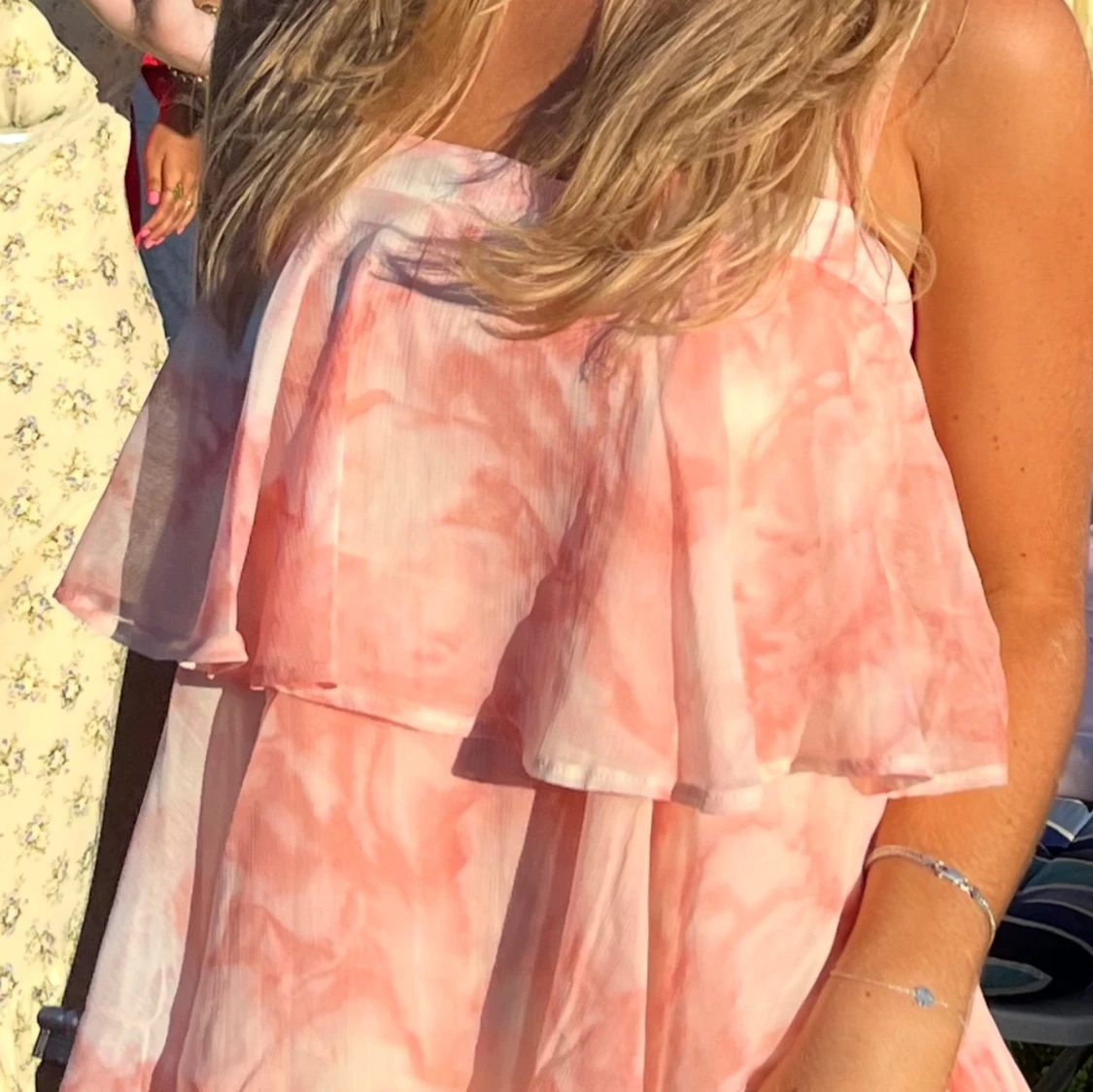 Rosa volangklänning i chiffong - 1