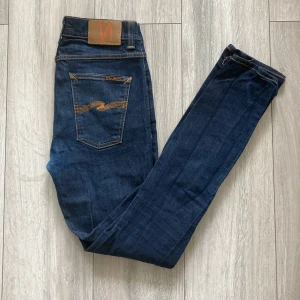 Nudie Jeans - Säljer nu dessa Nudie Jeans i mörkblå färg och som är riktigt feta för ett bra pris. De är i storlek W29 L32 och är perfekta för en chill look. Priset är inte hugget i sten. Kontakta vid minsta fundering.