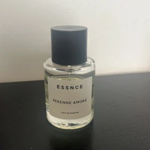 essnce parfym perenne amore - essnce parfym i doften perenne amore syns på bilden hur mycket som är kvar, liknar valentino born in roma, kommer inte till användning