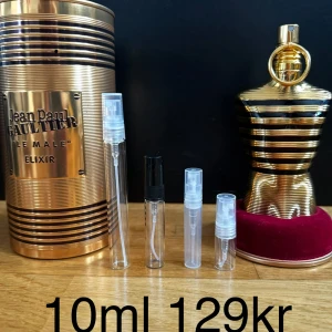 Le Male Elixir Jean Paul Gaultier 10ml - Säljer Le Male Elixir från Jean Paul Gaultier, en herrparfym med en lyxig flaska i guld och svarta sträck svart. Doften har noter av vanilj, honung och amber, med inslag av lavendel och tobak. Perfekt för den som vill ha en söt och kryddig doft till speciellt vintern (Julen) ❄️☃️ Passar perfekt för speciella tillfällen eller vardagsbruk. Priset står för 10ml. 10ml är ungefär 100st spray. FINNS ÄVEN I 2,3,5,10ML KOLLA PROFILEN FÖR ANDRA STORLEKAR ! 2ml 39kr | 3ml 49kr | 5ml 69kr | 10ml 129kr |  