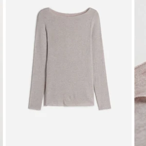 Beige långärmad stickad tröja - En enkel och stilren beige stickad tröja med lång ärm och rundad halsringning. Perfekt att matcha med jeans eller kjol för en clean look. Mjuk och skön känsla som passar till alla säsonger.