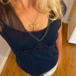 Söt topp - Mörkblå topp som en ganska genomskinlig med ett tillhörande linne under. Jättegulligt och unikt💕💕