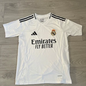 Real Madrid 24-25 hemmatröja - Säljer en vit Real Madrid hemmatröja. Storlek S den är oanvänd