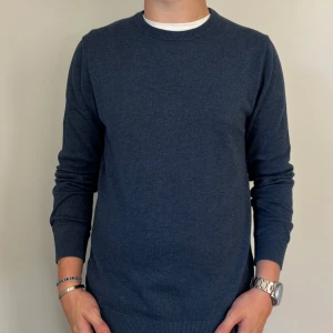 Långärmad från bläck - En stilren mörkblå stickad tröja från bläck i en schysst färg! Storlek D. Skick 10/10 använd max 3 ggr. Modellen är 176 och väger 67 kg. 