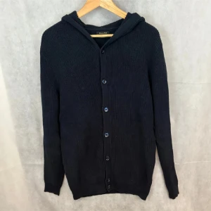 Massimo dutti buttonhoodie  - Fint skick! Modellen är 185 bär L, passar M