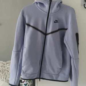 Ljuslila Nike hoodiejacka XS - Nike hoodiejacka i ljuslila med svarta detaljer och dragkedja framtill. Används inte därför säljer jag den, inte söndrig nån stans, priset kan diskuteras 