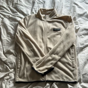 Beige fleecejacka från Hollister - Tunn & skön beige fleecejacka från Hollister. Använd enstaka gång sedan blivit liggandes! Alltså som ny!