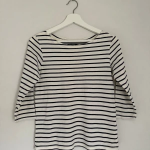 Randig tröja - Fin tröja från Saints & Mortals, storlek XS. Lite sprucken tråd vid kragen (se bild), annars fint skick.