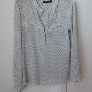 Blus från Mango - Använd några få gånger, som ny, normal i storleken 