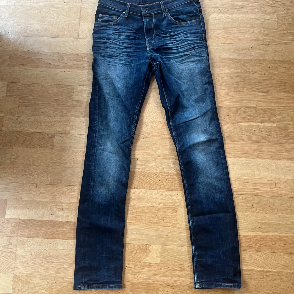 Mörkblå skinny jeans från Crocker