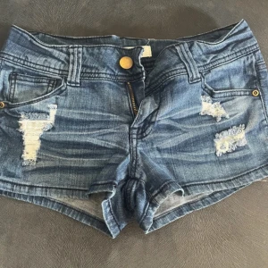 Blåa low waist jeansshorts  - Midjemåttet: 34-35cm,Perfekta jeansshorts in för sommaren☀️I mycket bra skick. 