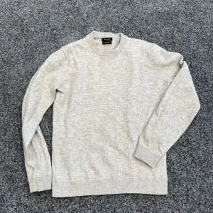 Massimo dutti tröja - Säljer en sjukt clean kashmirtröja från Massimo Dutti! Size S. Skick 9/10 lite nopprig men inte alls mycket. Hör av dig vid intresse 😀