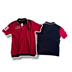 Röd och marinblå pikétröja från Polo Ralph Lauren - Storlek L men skulle säga att den passar mer som M, skriv om du har några frågor!