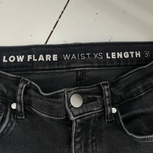 Svarta low flare jeans från Bik Bok - Snygga svarta jeans från Bik Bok i modellen Low Flare. Byxorna har låg midja och utsvängda ben. Tillverkade i stretchigt jeanstyg så de passar även de som bär storlek S. Jag är 164 och de passar mig perfekt i längden💗Pris går att diskutera🥰